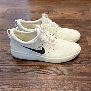 Nyjah 1 white/black hardly worn